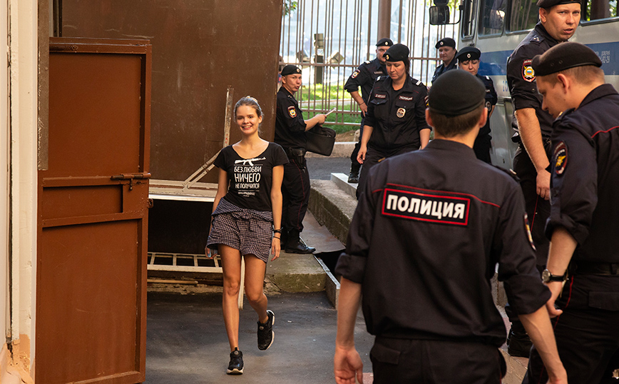 Συνελήφθη στη Μόσχα μέλος του πανκ συγκροτήματος Pussy Riot