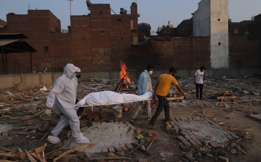 Απερίγραπτη κατάσταση στην Ινδία, σε κάποιες περιοχές εξαντλήθηκαν τα ξύλα για τις αποτεφρώσεις