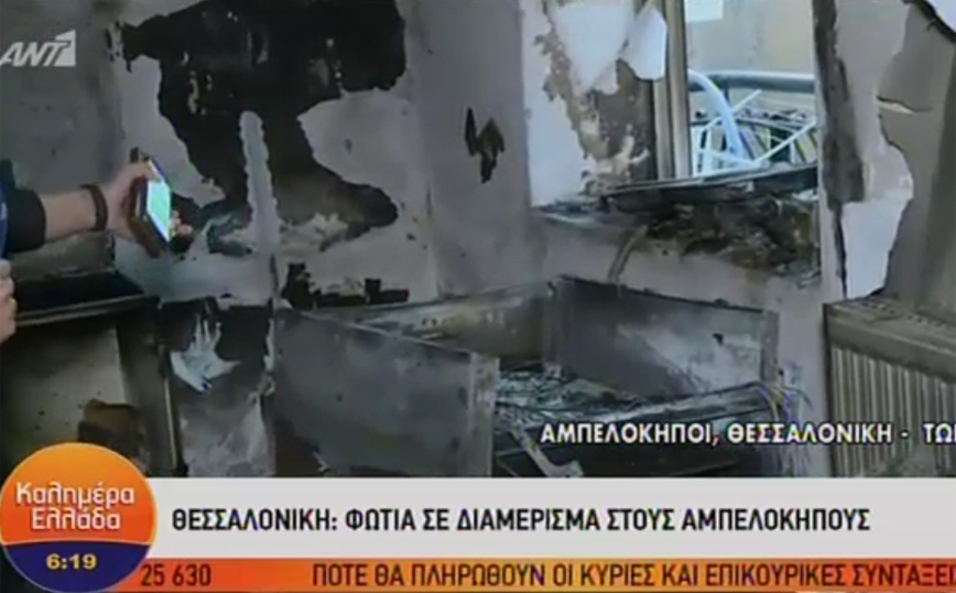 Φωτιά σε διαμέρισμα στη Θεσσαλονίκη, η Πυροσβεστική έσπασε την πόρτα για να απεγκλωβίσει έναν άνδρα