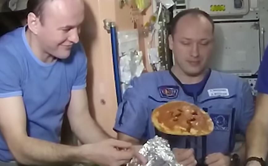 Πώς είναι μια βραδιά πίτσα στο διάστημα