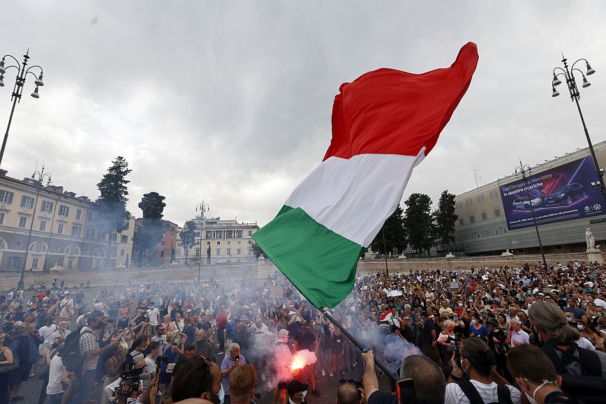 Ιταλία: Aρνητές του κορονοϊού διαδήλωσαν στην κεντρική πλατεία του Λαού της Ρώμης