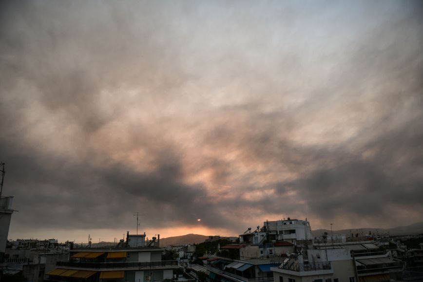 Φωτιά στη Βαρυμπόμπη: Εικόνες από το μαύρο «πέπλο»που κάλυψε τον ουρανό της Αττικής