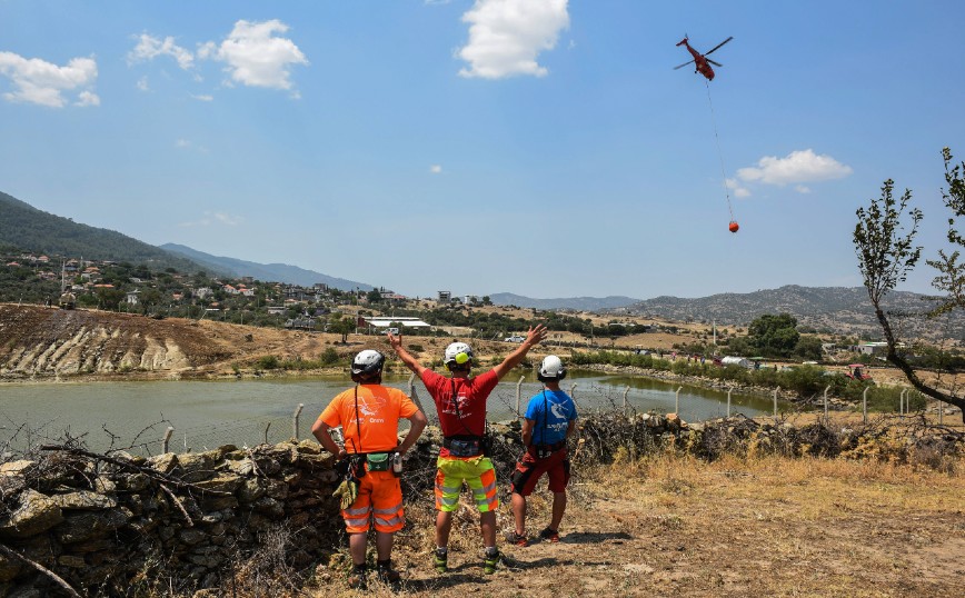 Τουρκία: Οι εθελοντές χωρικοί, οι αφανείς ήρωες στη μάχη για την κατάσβεση των πυρκαγιών