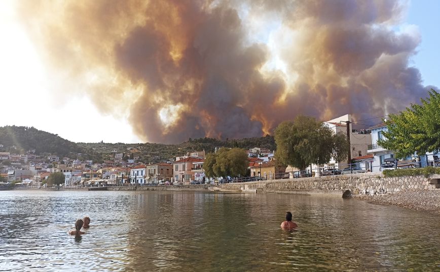 Φωτιά στη Λίμνη Ευβοίας: Δύσκολη νύχτα, εκκενώθηκαν χωριά, δεν μπορούν να σηκωθούν τα εναέρια μέσα