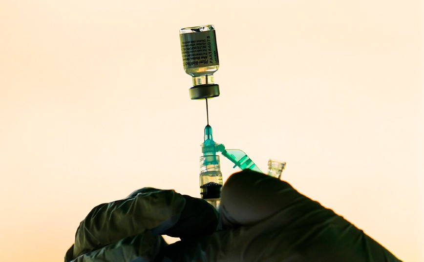 Τρίτη δόση εμβολίων για τον κορονοϊό: Η διευθύντρια των CDC διαφωνεί με&#8230; τα CDC