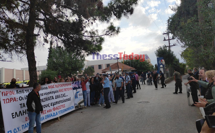 Θεσσαλονίκη: Υγειονομικοί αποδοκίμασαν τον Θάνο Πλεύρη