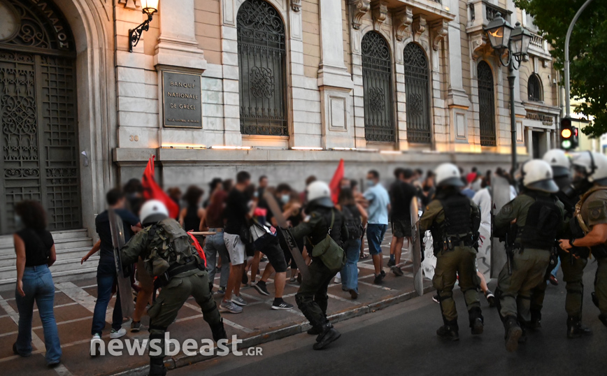 Ένταση στο κέντρο της Αθήνας με χημικά και ξύλο στη συγκέντρωση των φοιτητών