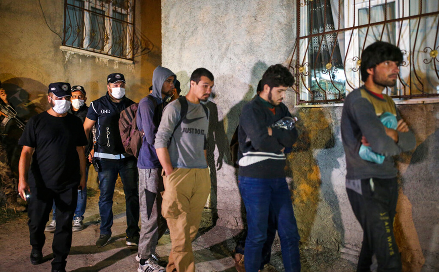 Μετανάστες &#8211; Τουρκία: Άλλοτε καλοδεχούμενοι, τώρα κυνηγημένοι ζουν μέσα στον φόβο