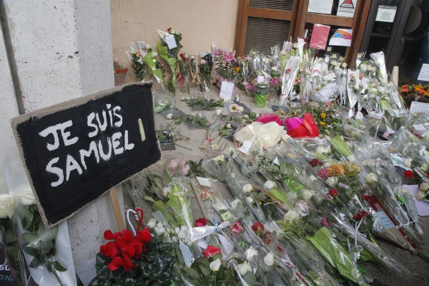 Η Γαλλία δεν ξεχνά στον εκπαιδευτικό που σκοτώθηκε επειδή έδειξε σκίτσα του Μωάμεθ