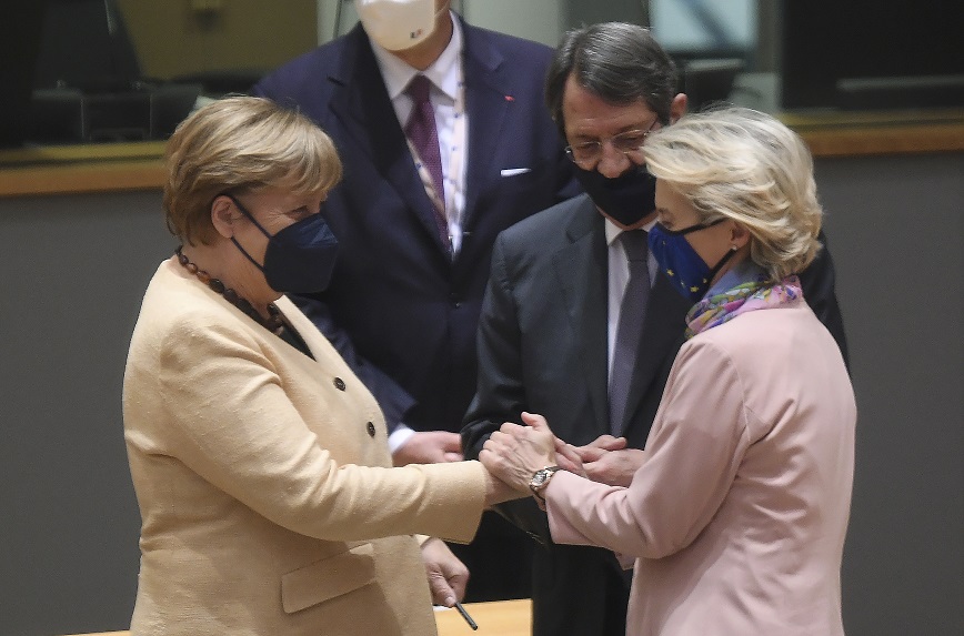 Οι Ευρωπαίοι ηγέτες χειροκρότησαν όρθιοι την Μέρκελ