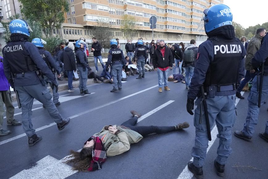Ιταλία &#8211; G20: Διαδηλωτές προσπάθησαν να μπλοκάρουν τον δρόμο που οδηγεί στο συνεδριακό κέντρο