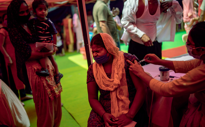 Κορονοϊός &#8211; Ινδία: Η χώρα γιορτάζει τη χορήγηση της δισεκατομμυριοστής δόσης εμβολίου