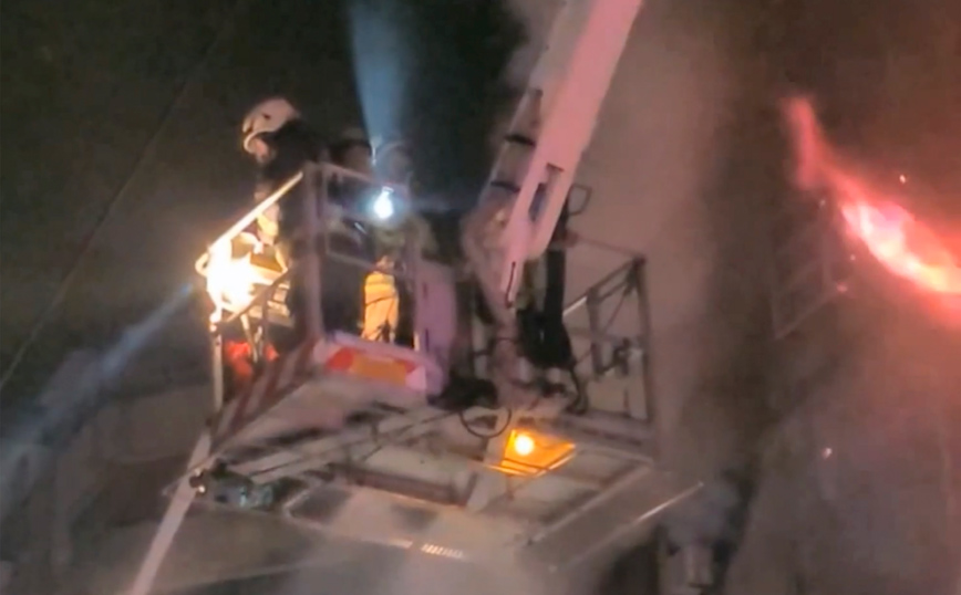 Πυροσβέστες επιχειρούν στο κτίριο στην Ταϊβάν όπου ξέσπασε πυρκαγιά Πυροσβέστες επιχειρούν στο κτίριο στην Ταϊβάν όπου ξέσπασε πυρκαγιά