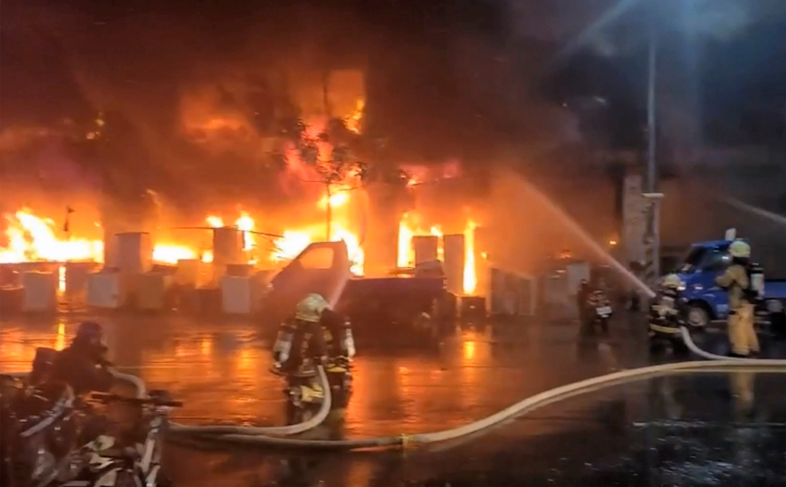 Κόλαση φωτιάς στο κτίριο με διαμερίσματα στην Ταϊβάν Κόλαση φωτιάς στο κτίριο με διαμερίσματα στην Ταϊβάν