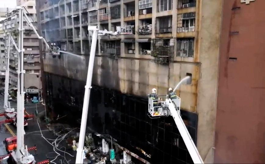 Το κτίριο στην Ταϊβάν μετά την κατάσβεση της πυρκαγιάς Το κτίριο στην Ταϊβάν μετά την κατάσβεση της πυρκαγιάς