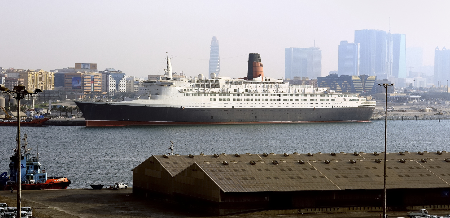 Queen Elisabeth 2: Από κρουαζιερόπλοιο, ξενοδοχείο και από εκεί πλωτό κλαμπ