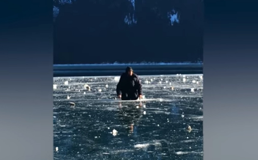 Ντράμερ παίζει έχοντας ως μουσικό όργανο τον πάγο λίμνης στον Καναδά