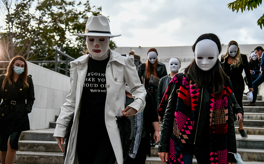 Γυναίκες με μάσκες στη δίκη για την επίθεση με βιτριόλι Γυναίκες με μάσκες στη δίκη για την επίθεση με βιτριόλι