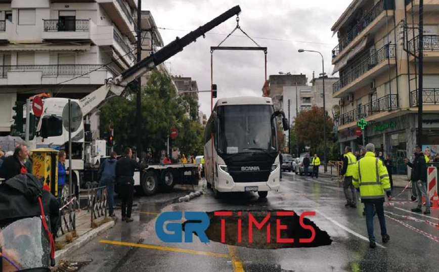 Κακοκαιρία Μπάλλος &#8211; Θεσσαλονίκη: Γερανός σήκωσε το λεωφορείο που το κατάπιε ο δρόμος &#8211; Τι λέει ο οδηγός