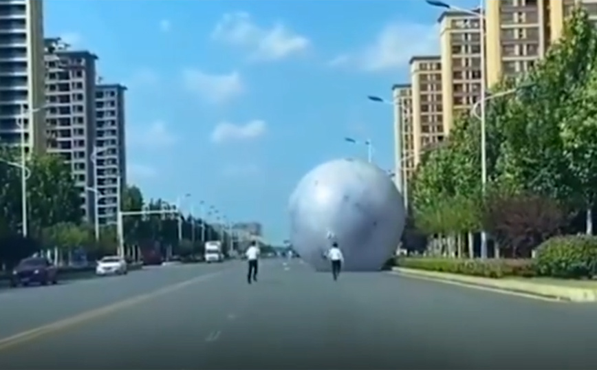 Κυνηγώντας ένα μπαλόνι&#8230; φεγγάρι στους δρόμους της Κίνας