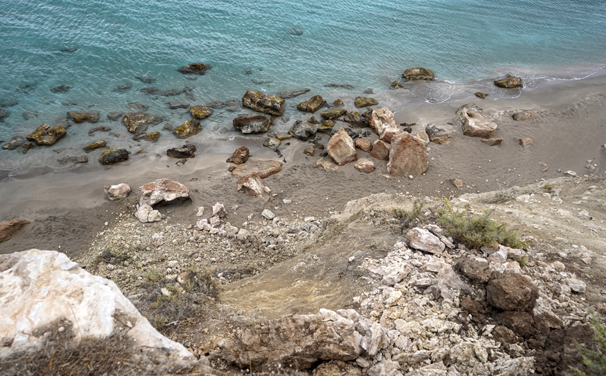 Βράχια στη θάλασσα μετά τα 6,3 Ρίχτερ στην Κρήτη Βράχια στη θάλασσα μετά τα 6,3 Ρίχτερ στην Κρήτη