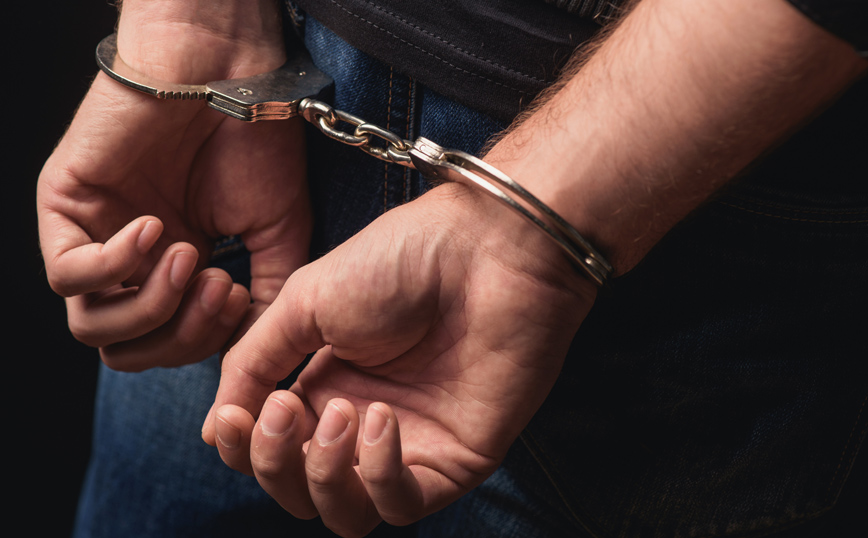 Σύλληψη δύο ατόμων για διευκόλυνση εξόδου από τη χώρα και πλαστογραφία