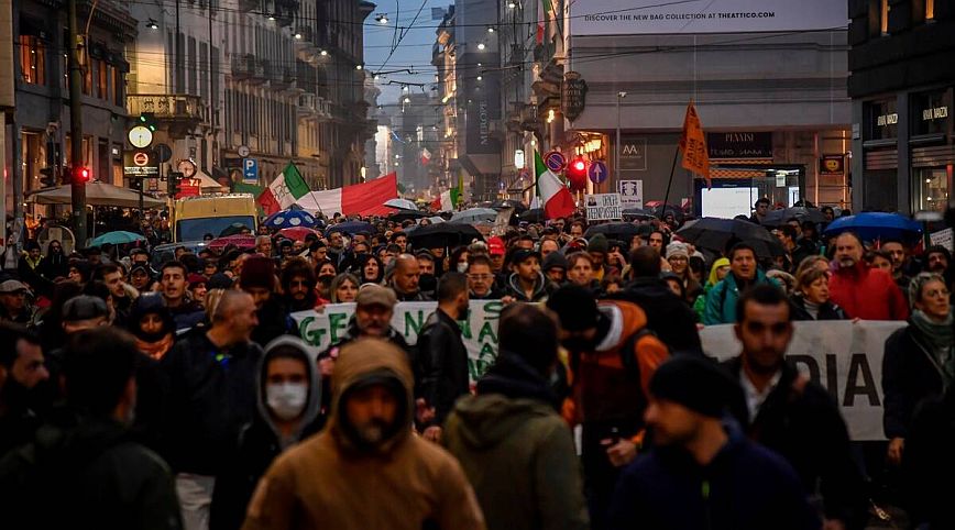 Ιταλία: Στους δρόμους 8.000 αντιεμβολιαστές &#8211; Τους απαγόρευσαν την είσοδο στην κεντρική πλατεία της Τεργέστης