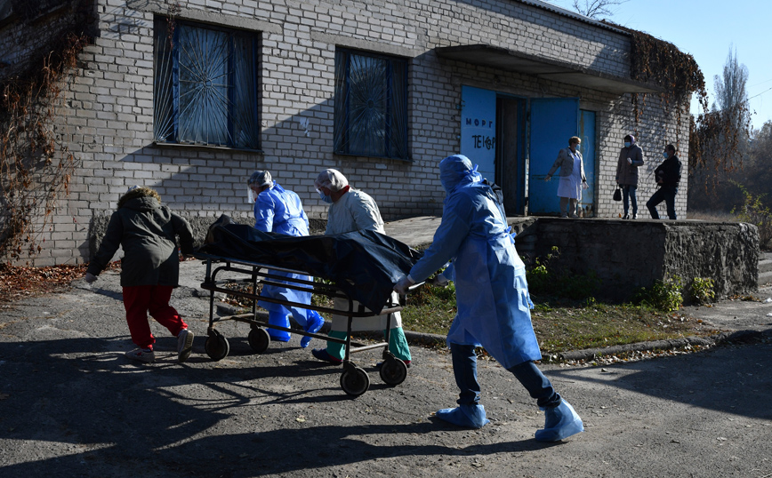 Κορονοϊός &#8211; Κίεβο: Το σφοδρό νέο κύμα κρουσμάτων διπλασιάζει τον αριθμό των αποτεφρώσεων νεκρών
