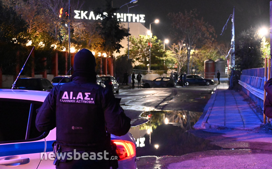 Το καμένο όχημα στη Νίκαια Το καμένο όχημα στη Νίκαια