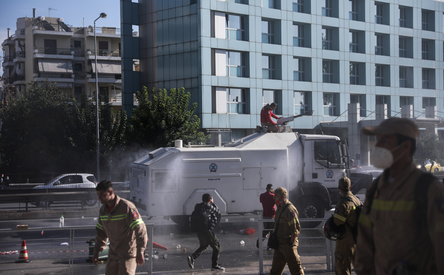 Καταγγελία εποχικών πυροσβεστών για την ένταση με τα ΜΑΤ στην Κηφισίας: «Ακρωτηριάστηκε δάχτυλο συναδέλφου»