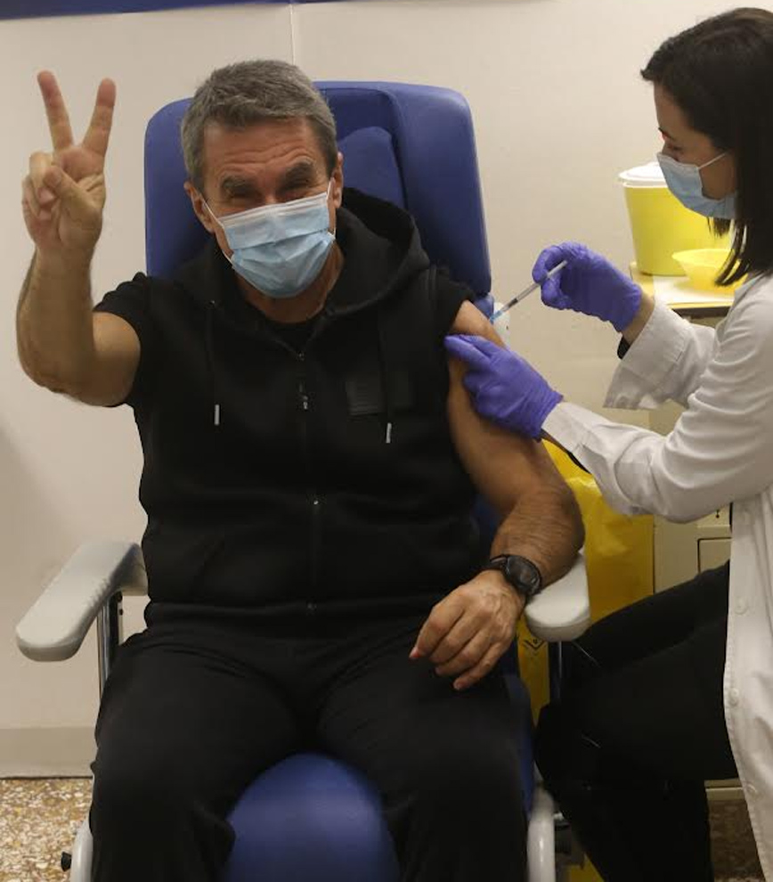 Ο Ανδρέας Λοβέρδος έκανε την τρίτη δόση του εμβολίου Ο Ανδρέας Λοβέρδος έκανε την τρίτη δόση του εμβολίου