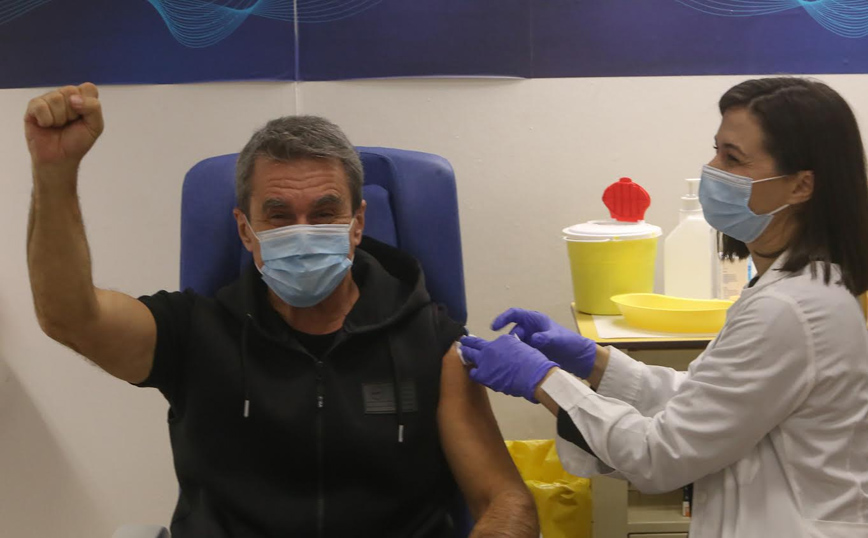 Ο Ανδρέας Λοβέρδος έκανε την τρίτη δόση του εμβολίου Ο Ανδρέας Λοβέρδος έκανε την τρίτη δόση του εμβολίου