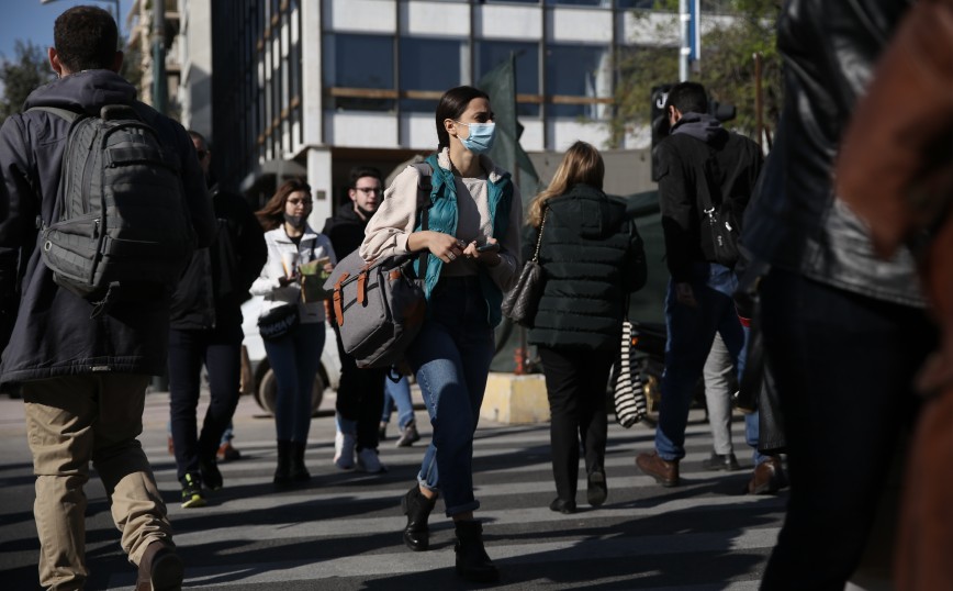 Πεζοί περνούν δρόμο στο Σύνταγμα Πεζοί περνούν δρόμο στο Σύνταγμα