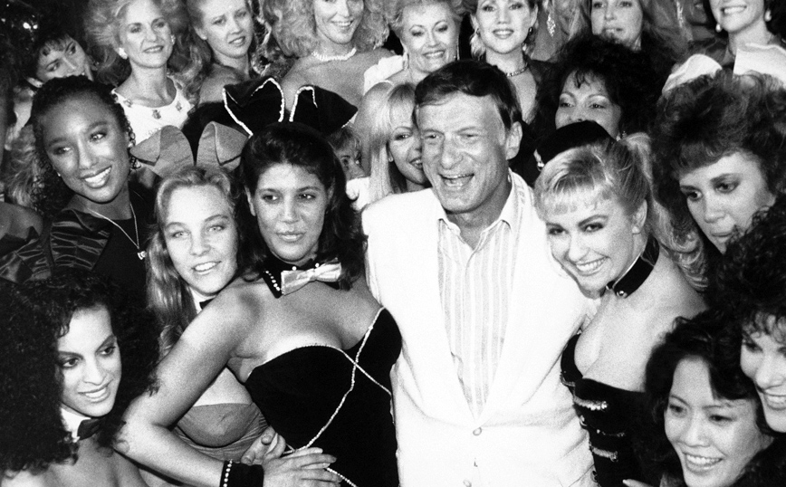 Ο Χιου Χέφνερ και τα κουνελάκια του Ο Χιου Χέφνερ και τα κουνελάκια του