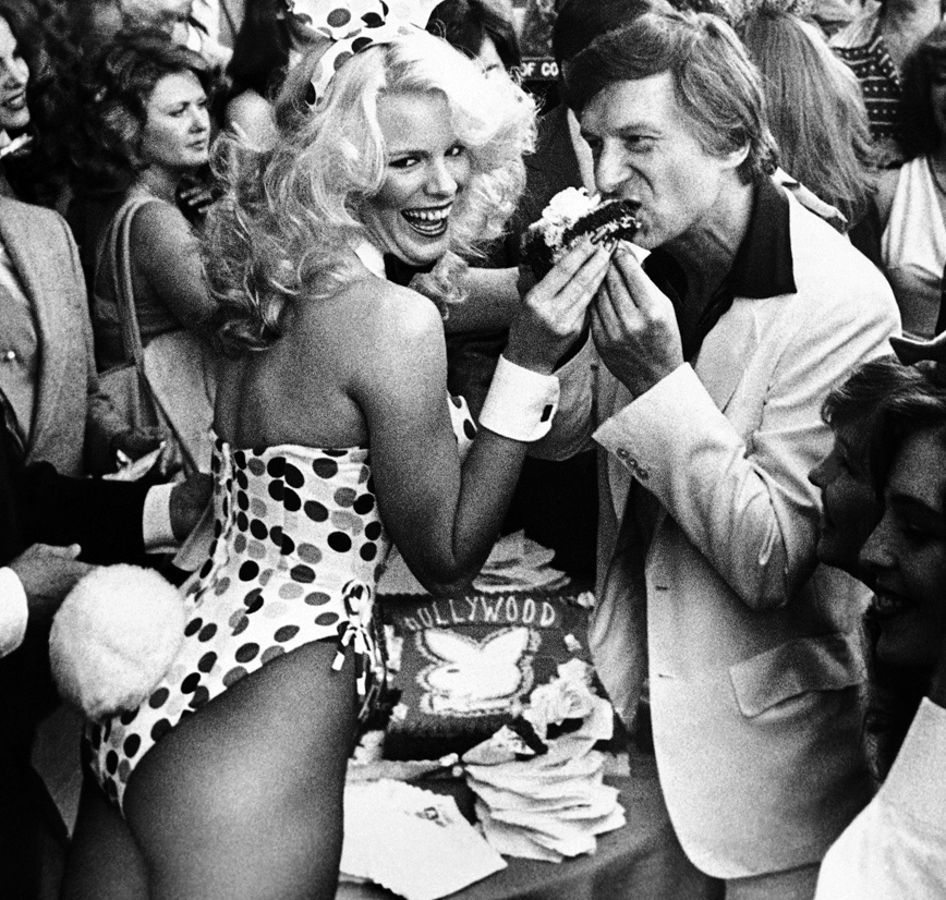 Ο Χιου Χέφνερ με ένα από τα κουνελάκια του Ο Χιου Χέφνερ με ένα από τα κουνελάκια του