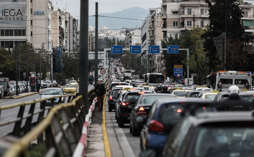 Κίνηση τώρα: Οι δρόμοι στο «κόκκινο» &#8211; Καθυστερήσεις στην Αττική Οδό