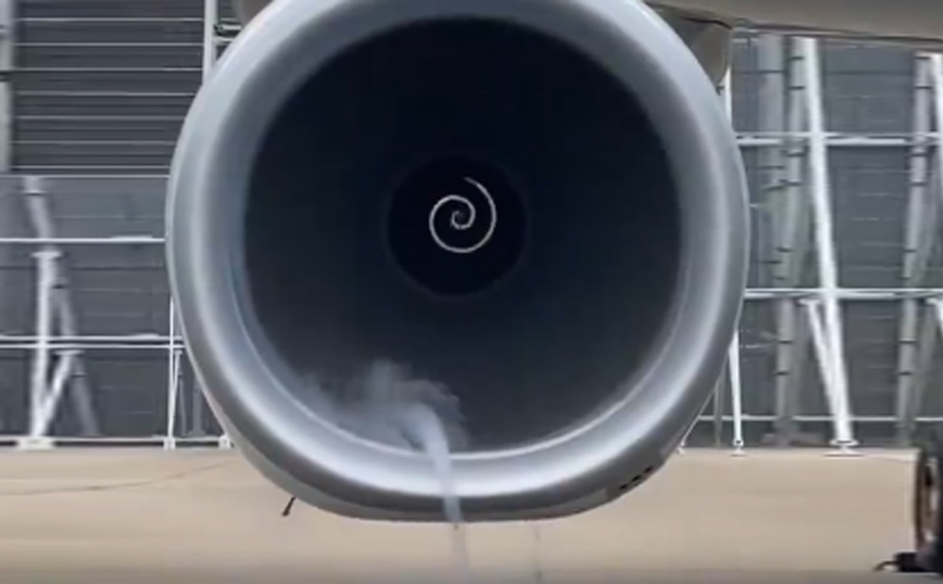 Κινητήρας αεροσκάφους προκαλεί&#8230; μίνι ανεμοστρόβιλο