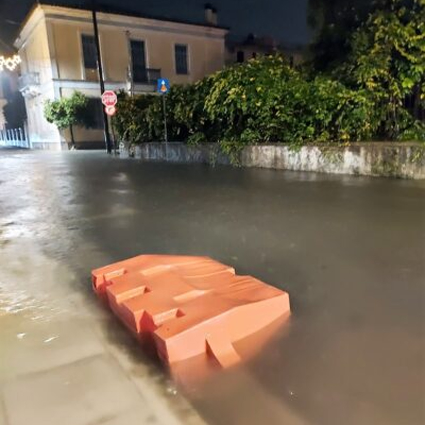 Προβλήματα προκαλεί στο Μεσολόγγι η έντονη βροχόπτωση Προβλήματα προκαλεί στο Μεσολόγγι η έντονη βροχόπτωση