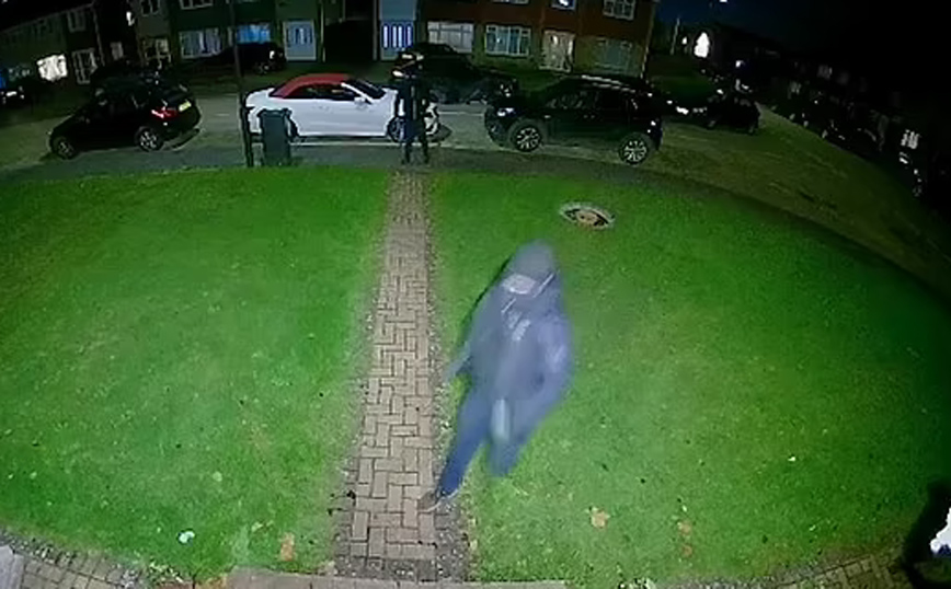 Μασκοφόροι ληστές σε αυλή σπιτιού Μασκοφόροι ληστές σε αυλή σπιτιού