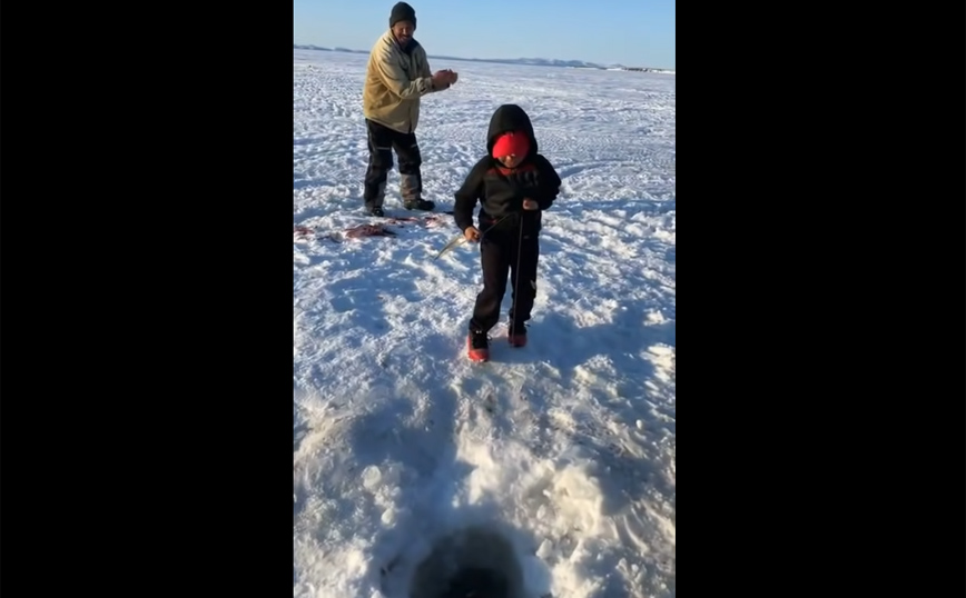 Πιτσιρικάς ψαράς στην Αλάσκα πιάνει ψάρι&#8230; ίσα με το μπόι του