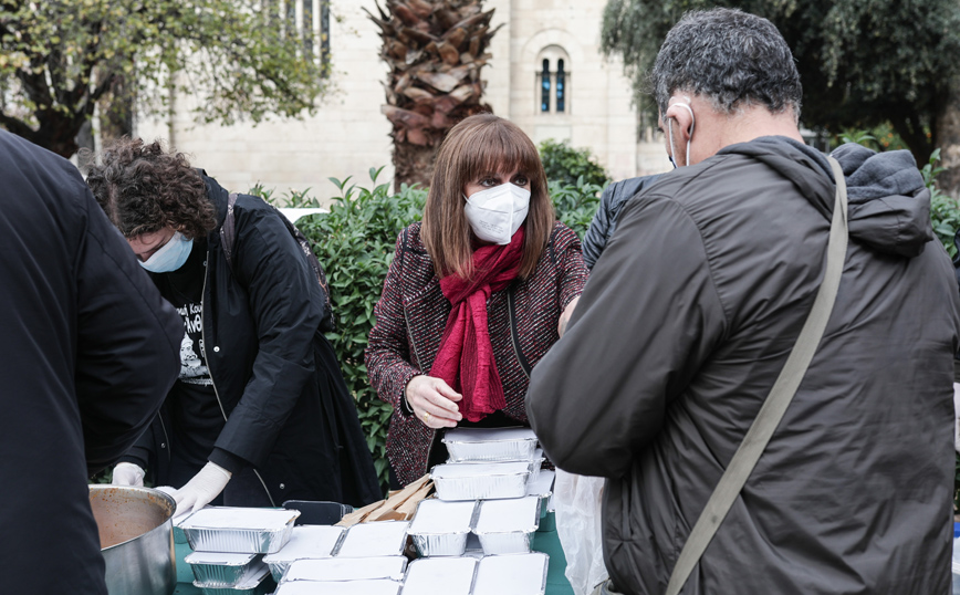 Η Σακελλαροπούλου μοίρασε φαγητό μαζί με την κοινωνική κουζίνα «Ο Άλλος Άνθρωπος»