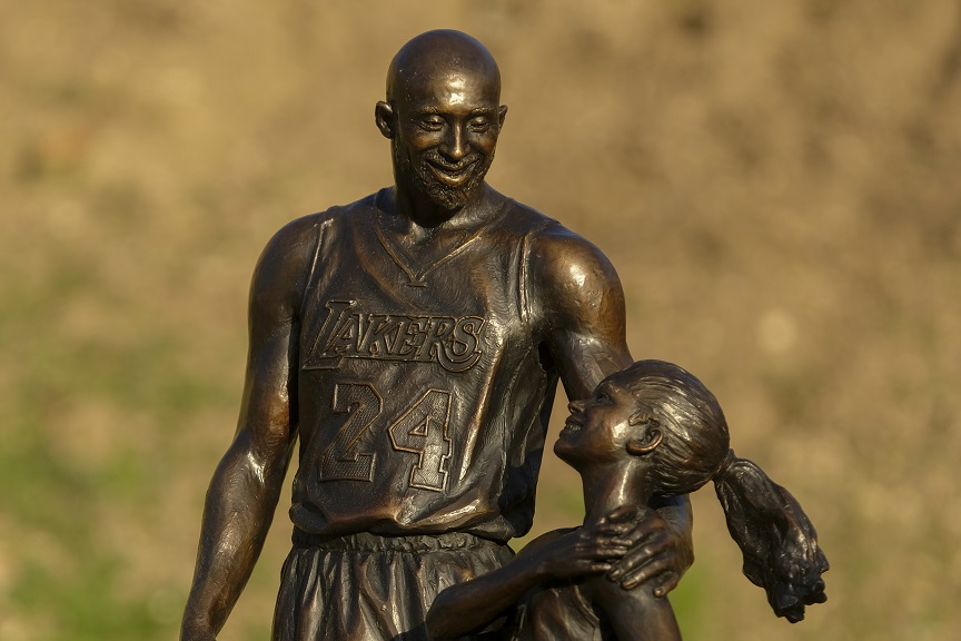 Κόμπι Μπράιαντ: Έστησαν άγαλμα στον αδικοχαμένο θρύλο του μπάσκετ και στην κόρη του Τζίτζι