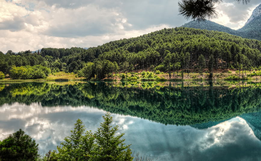 Αντικατοπτρισμοί της φύσης στη λίμνη Δόξα Αντικατοπτρισμοί της φύσης στη λίμνη Δόξα