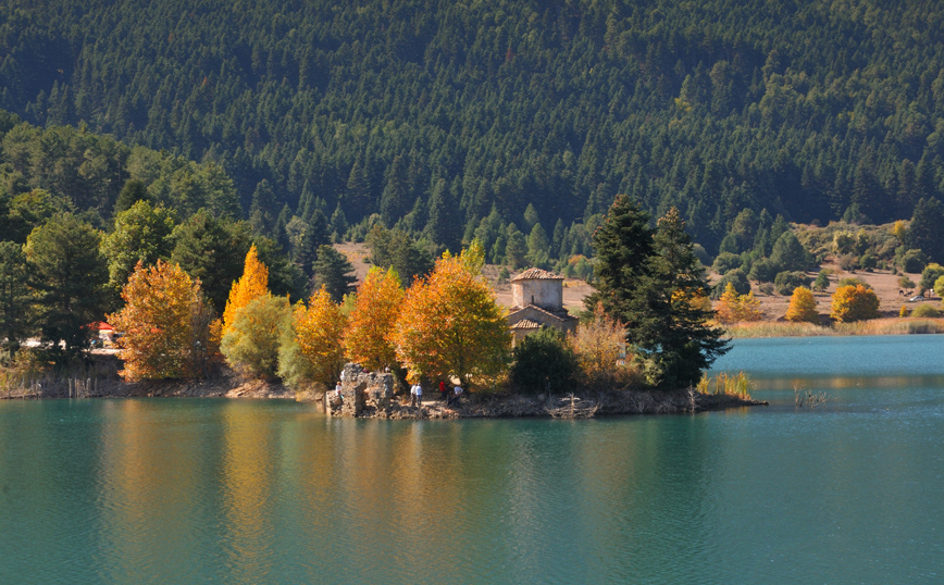Μικρό εκκλησάκι μέσα στη λίμνη Δόξα Μικρό εκκλησάκι μέσα στη λίμνη Δόξα