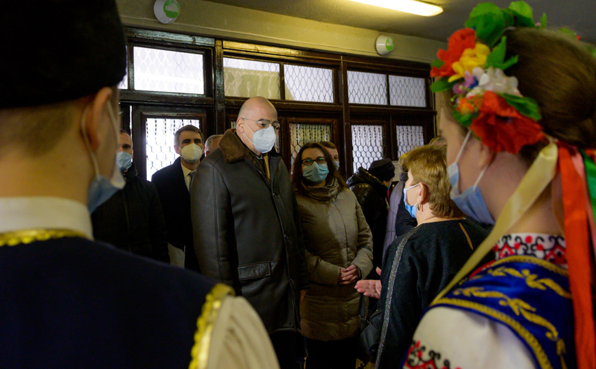 Δένδιας σε ειδικό σχολείο εκμάθησης ελληνικής γλώσσας Δένδιας σε ειδικό σχολείο εκμάθησης ελληνικής γλώσσας