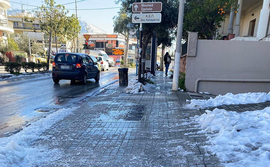 Με φορτηγά απομακρύνουν πλέον το χιόνι στον Αλίμου