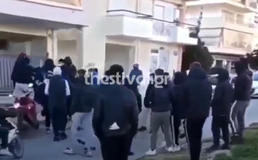 Θεσσαλονίκη: Βίντεο σοκ με 15 νεαρούς να ξυλοκοπούν δύο άτομα έξω από ΕΠΑΛ &#8211; «Μαθητές χαιρετούσαν ναζιστικά»