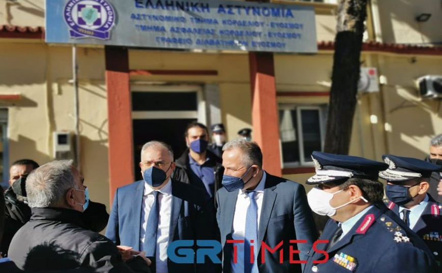 Θεοδωρικάκος στο αστυνομικό τμήμα Κορδελιού Ευόσμου Θεοδωρικάκος στο αστυνομικό τμήμα Κορδελιού Ευόσμου