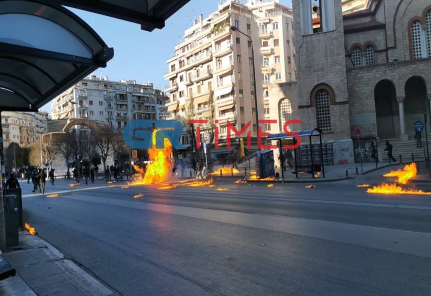 Θεσσαλονίκη: «Βροχή» μολότοφ και προσαγωγές μετά το τέλος της πορείας των αντιεξουσιαστών