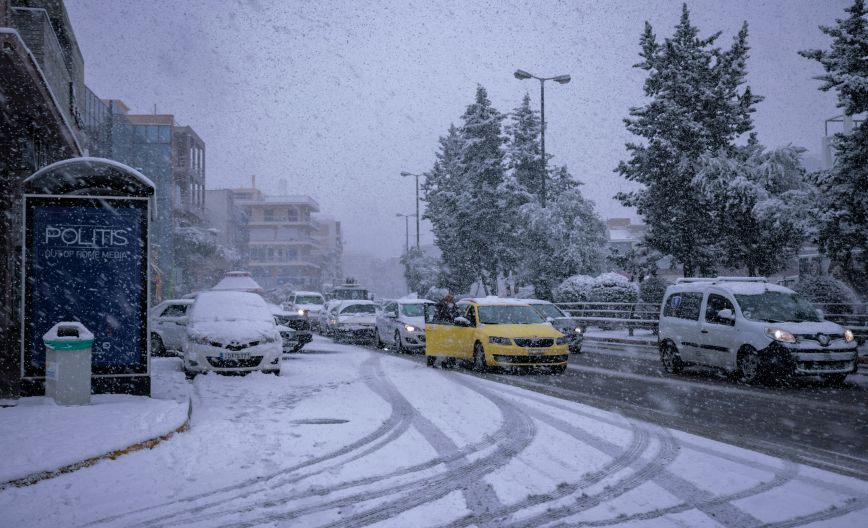 Χιόνια στην Αττική: Αποσύρονται λεωφορεία και τρόλεϊ λόγω της κακοκαιρίας